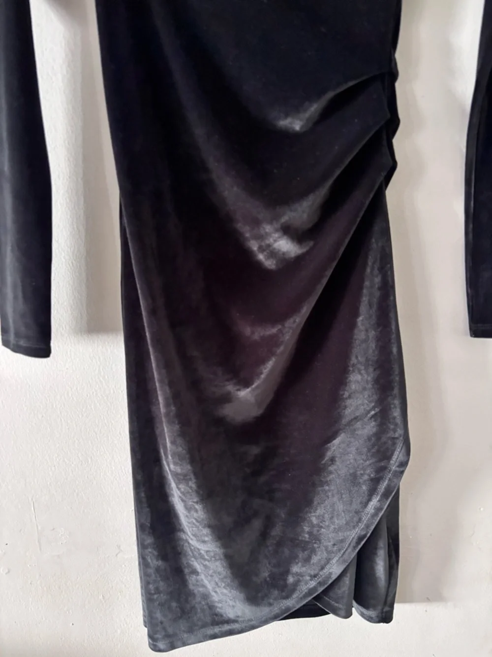 Wilfred Klum Black Long-Sleeve Velvet Wrap Dress - Picture 5 of 8